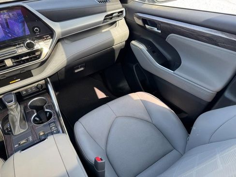 Used 2024 Toyota Highlander Platinum image 18