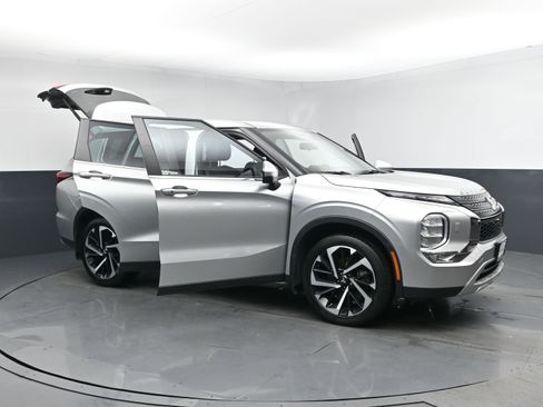 Used 2023 Mitsubishi Outlander SE image 28