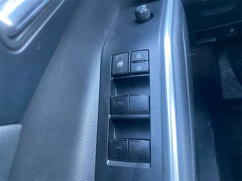 Used 2023 Toyota Highlander XLE image 22