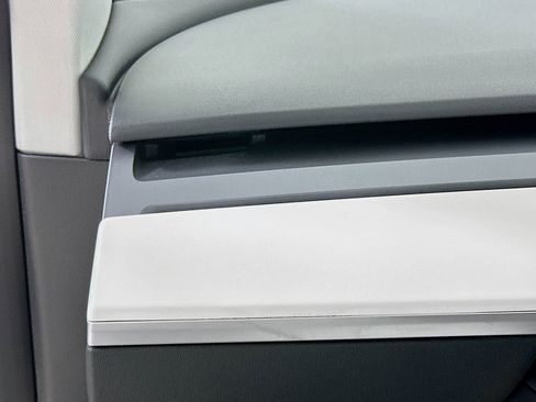 Used 2022 Tesla Model Y Long Range image 11