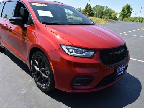 Certified 2025 Chrysler Pacifica Limited FWD image 2