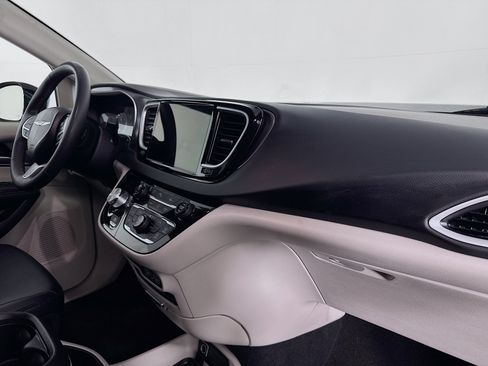 Used 2024 Chrysler Pacifica Touring-L FWD image 28