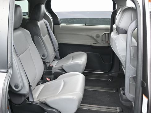 Used 2022 Toyota Sienna XLE w/ XLE Plus Package image 38