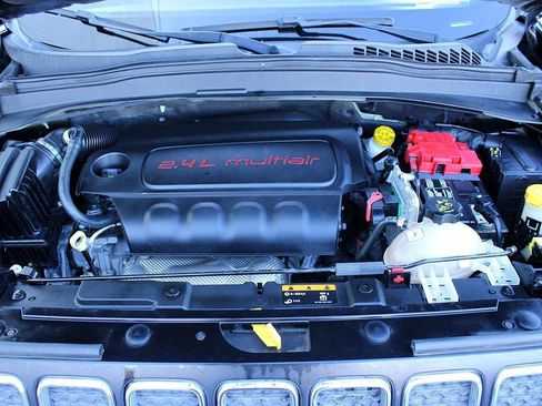 Used 2019 Jeep Renegade Latitude w/ Popular Equipment Group image 28