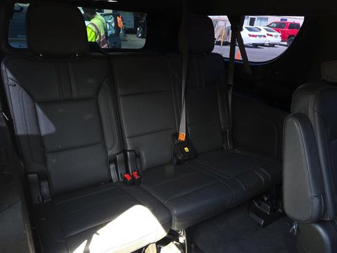 Used 2021 Chevrolet Suburban RST w/ Luxury Package RWD image 7