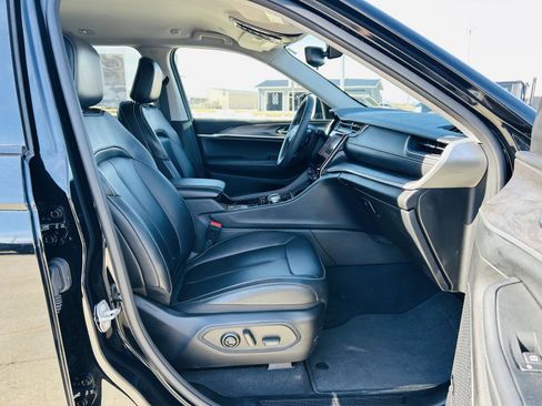 Used 2023 Jeep Grand Cherokee Limited w/ Black Appearance Package image 35