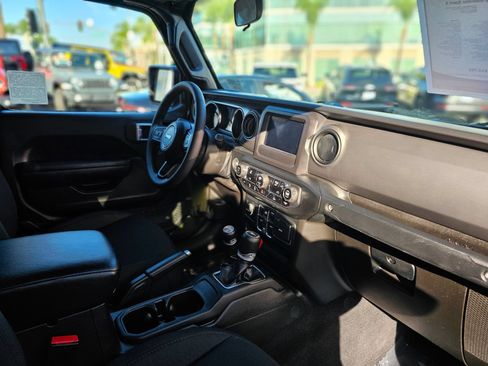 Used 2023 Jeep Gladiator Sport AWD/4WD image 29
