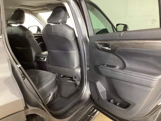 Used 2024 Toyota Highlander Limited AWD/4WD image 24
