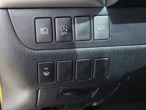 Used 2019 Toyota Highlander XLE FWD image 12