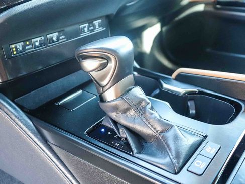 Used 2024 Lexus ES 300h w/ Premium Package FWD image 24