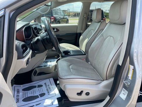 Used 2020 Chrysler Pacifica Limited FWD image 18
