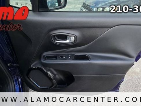 Used 2017 Jeep Renegade Altitude FWD image 20