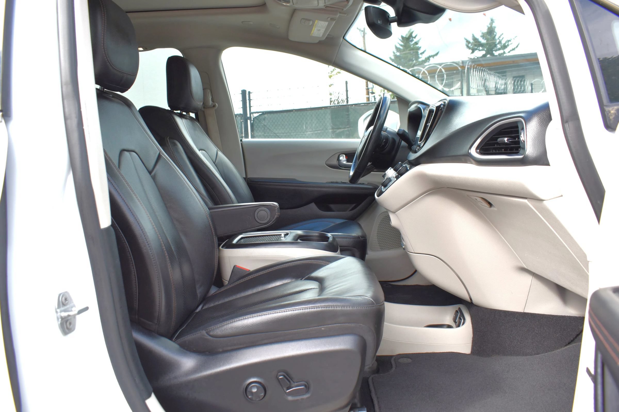 Used 2020 Chrysler Pacifica Touring-L Plus w/ Tire & Wheel Group FWD image 39
