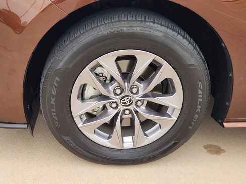 Used 2023 Toyota Sienna XLE FWD image 14