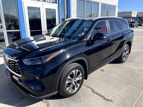 Used 2023 Toyota Highlander XLE image 4