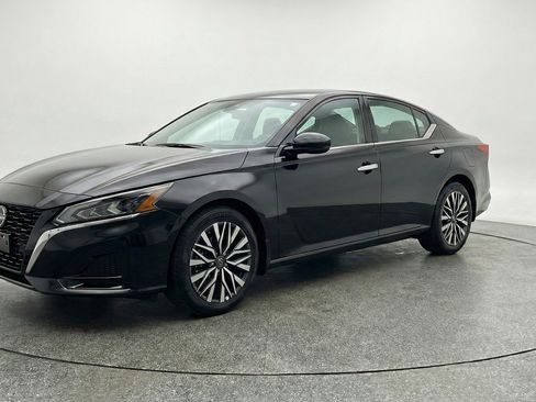 Used 2025 Nissan Altima 2.5 SV image 3