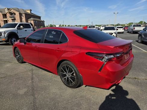 Used 2021 Toyota Camry SE w/ Convenience Package image 4