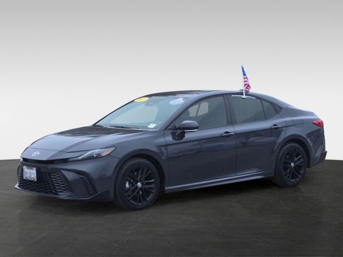 Used 2025 Toyota Camry SE image 8