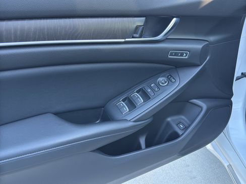 Used 2018 Honda Accord Touring image 19
