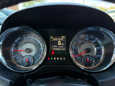 Used 2016 Chrysler Town & Country Touring FWD image 56
