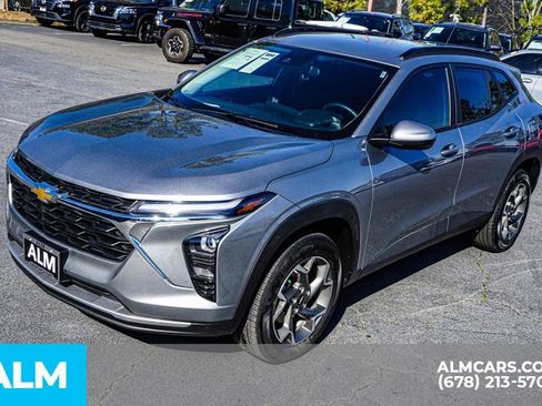 Used 2025 Chevrolet Trax LT w/ LT Convenience Package image 15