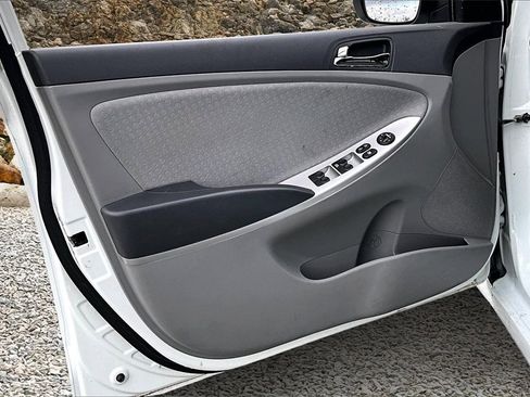 Used 2012 Hyundai Accent SE image 19