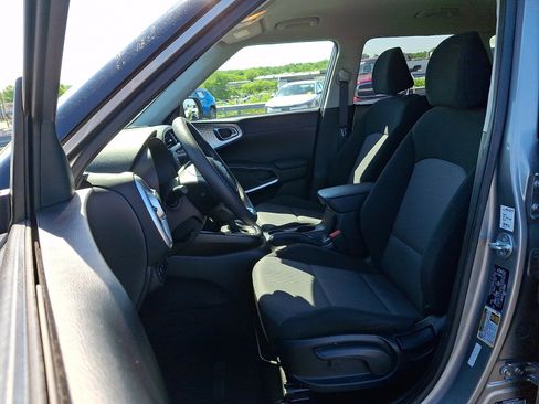 Used 2025 Kia Soul LX w/ LX Technology Package FWD image 13
