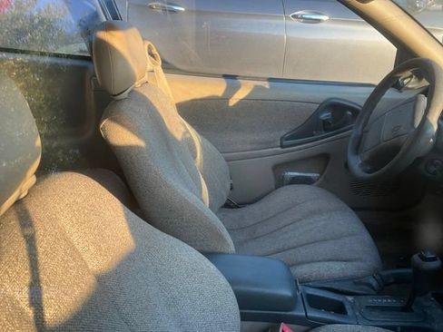 Used 2001 Chevrolet Cavalier Coupe FWD image 3