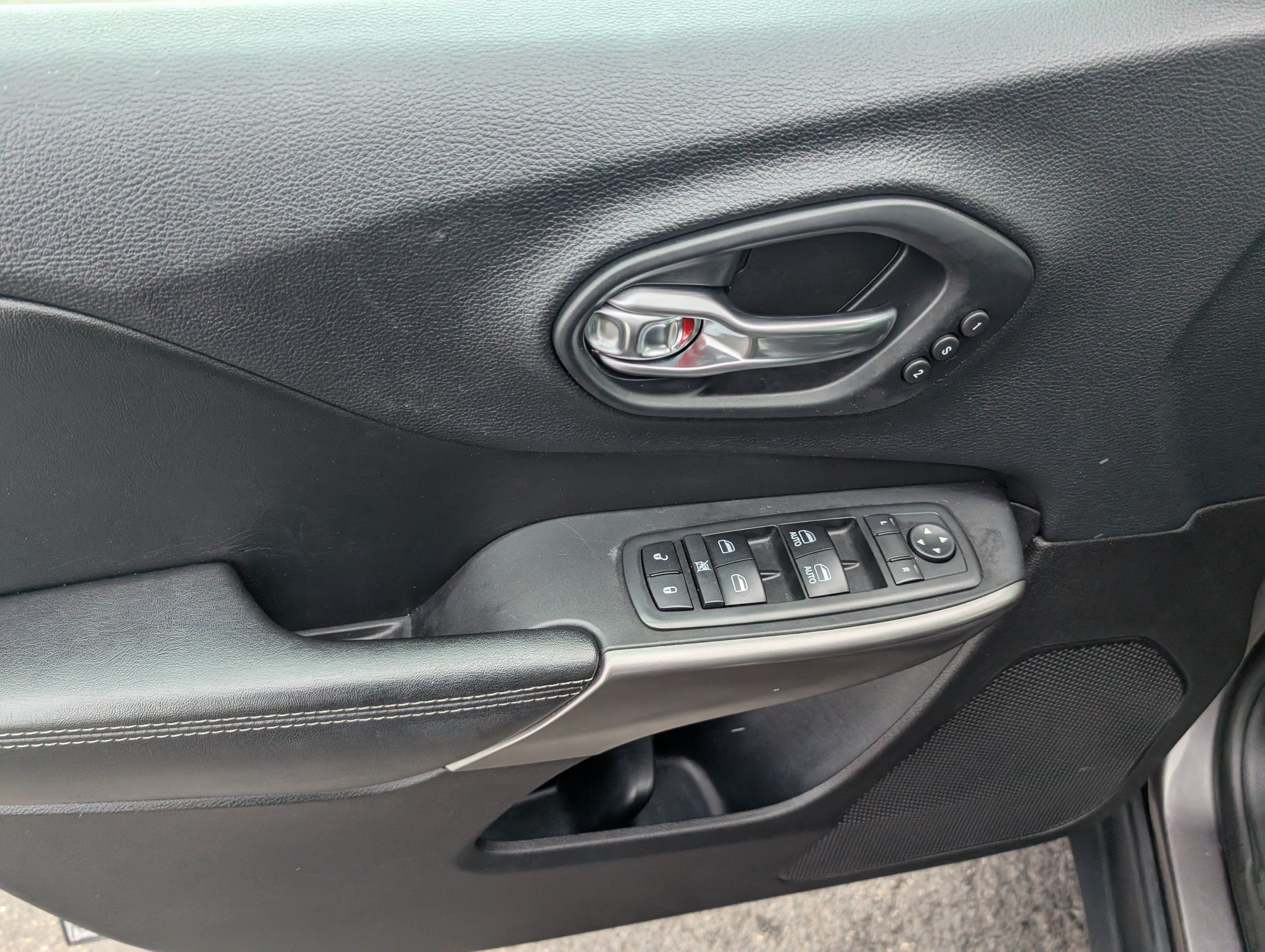 Used 2019 Jeep Cherokee Limited AWD/4WD image 11
