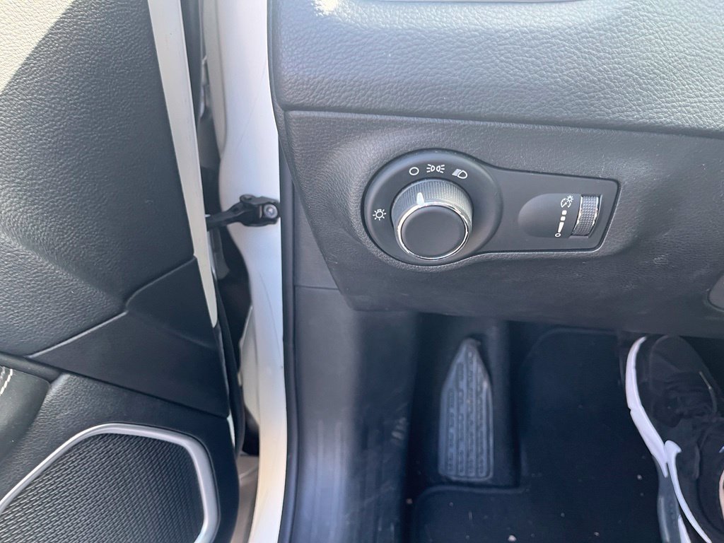 Used 2019 Jeep Compass Sport w/ Tech Group FWD image 11