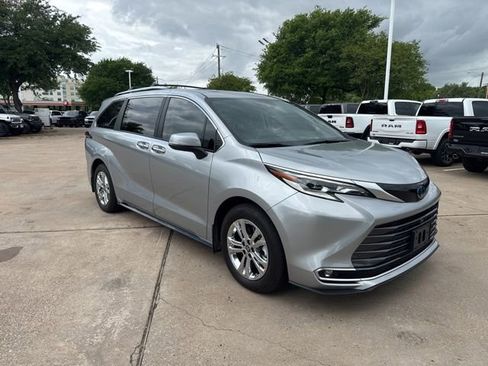 Used 2023 Toyota Sienna Platinum image 3