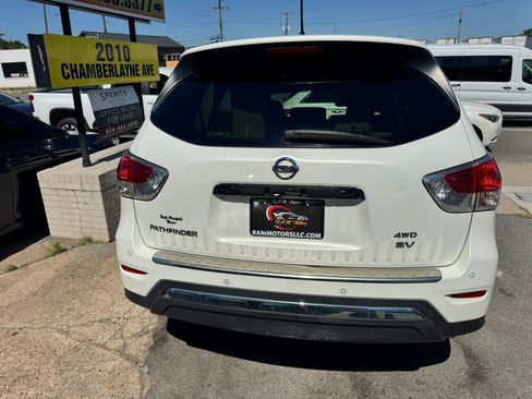 Used 2014 Nissan Pathfinder SV AWD/4WD image 4