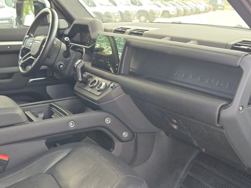 Used 2024 Land Rover Defender 130 X-Dynamic SE image 32