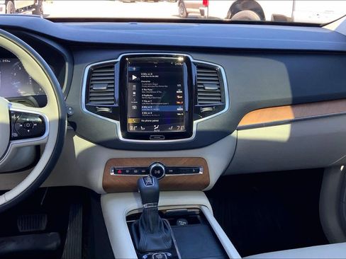 Used 2022 Volvo XC90 T6 Momentum w/ Advanced Package image 7