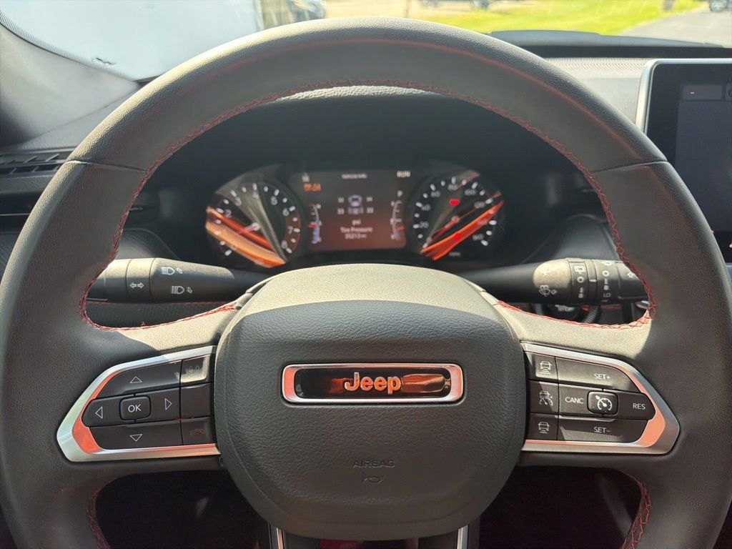 Used 2025 Jeep Compass Trailhawk AWD/4WD image 13
