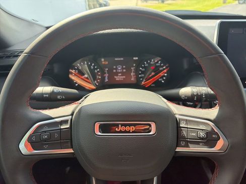Used 2025 Jeep Compass Trailhawk AWD/4WD image 13