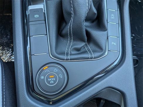 New 2026 Volkswagen Taos SE image 17