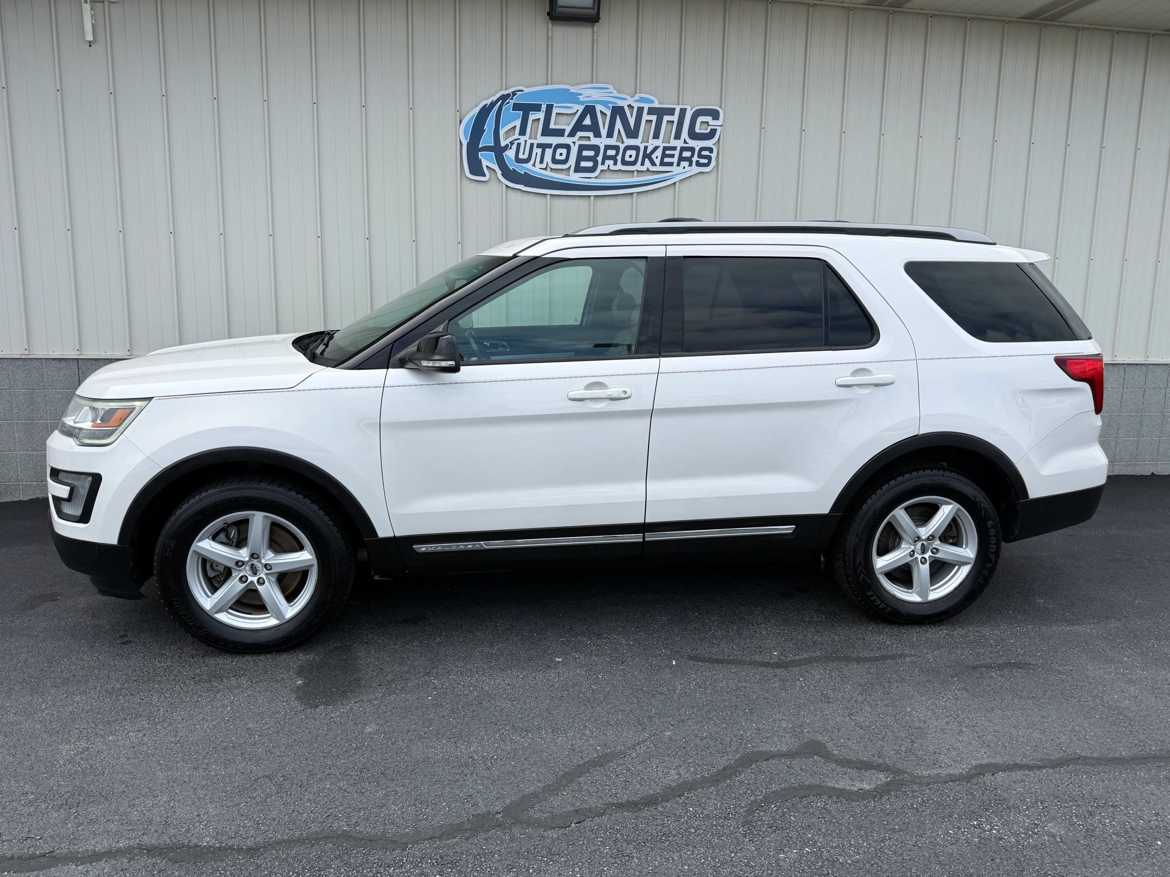 Used 2017 Ford Explorer XLT w/ Equipment Group 202A AWD/4WD image 2