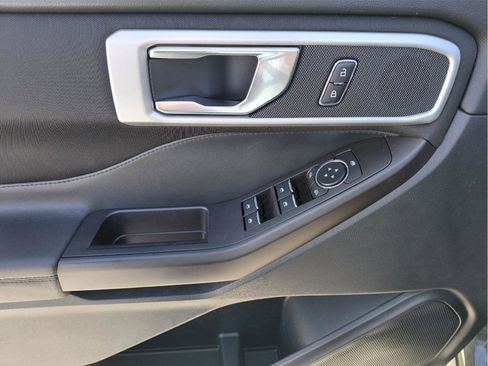 Used 2020 Ford Explorer XLT image 28