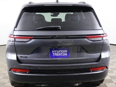 Used 2023 Jeep Grand Cherokee Altitude image 11