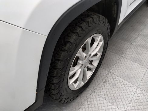 Used 2019 Jeep Cherokee Latitude w/ Popular Appearance Group AWD/4WD image 31