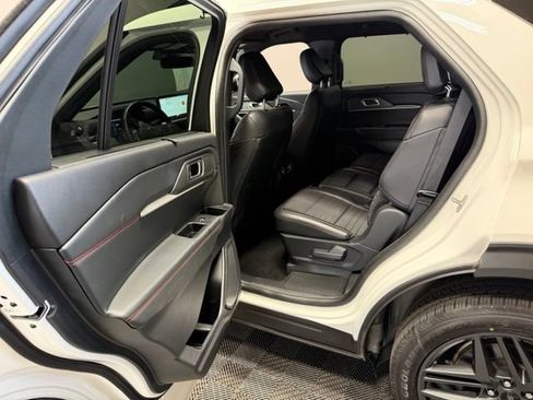 Used 2025 Ford Explorer ST-Line w/ Premium Package AWD/4WD image 18