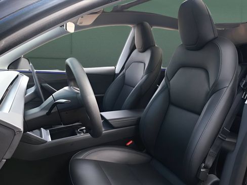 Used 2026 Tesla Model Y Long Range RWD image 2