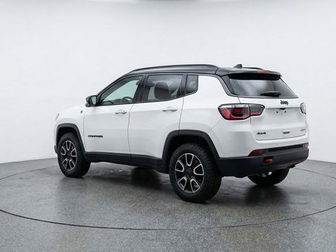 Used 2025 Jeep Compass Trailhawk AWD/4WD image 6