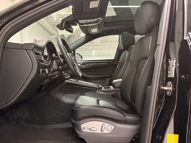 Certified 2026 Porsche Macan AWD/4WD image 5