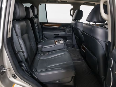 Used 2020 Lexus LX 570 4WD w/ Luxury Package image 32