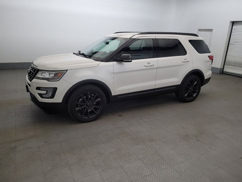 Used 2017 Ford Explorer XLT w/ Equipment Group 202A AWD/4WD image 2