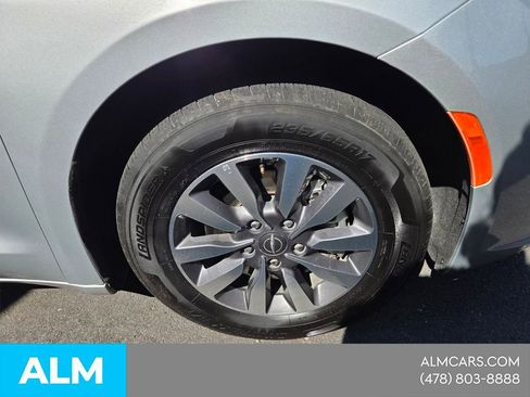Used 2023 Chrysler Pacifica Touring-L image 19