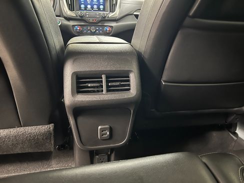 Used 2024 GMC Terrain SLT image 48