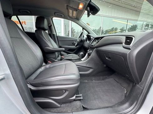 Used 2018 Chevrolet Trax LT w/ LT Convenience Package image 12